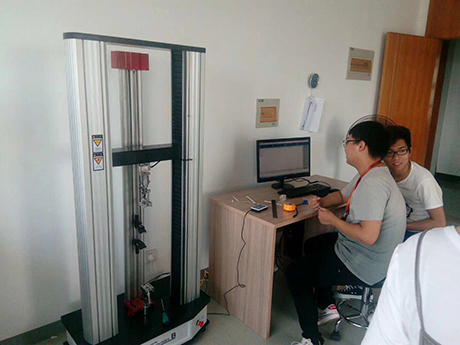 TKS系列雙柱萬能材料試驗(yàn)機(jī)安裝現(xiàn)場(chǎng)